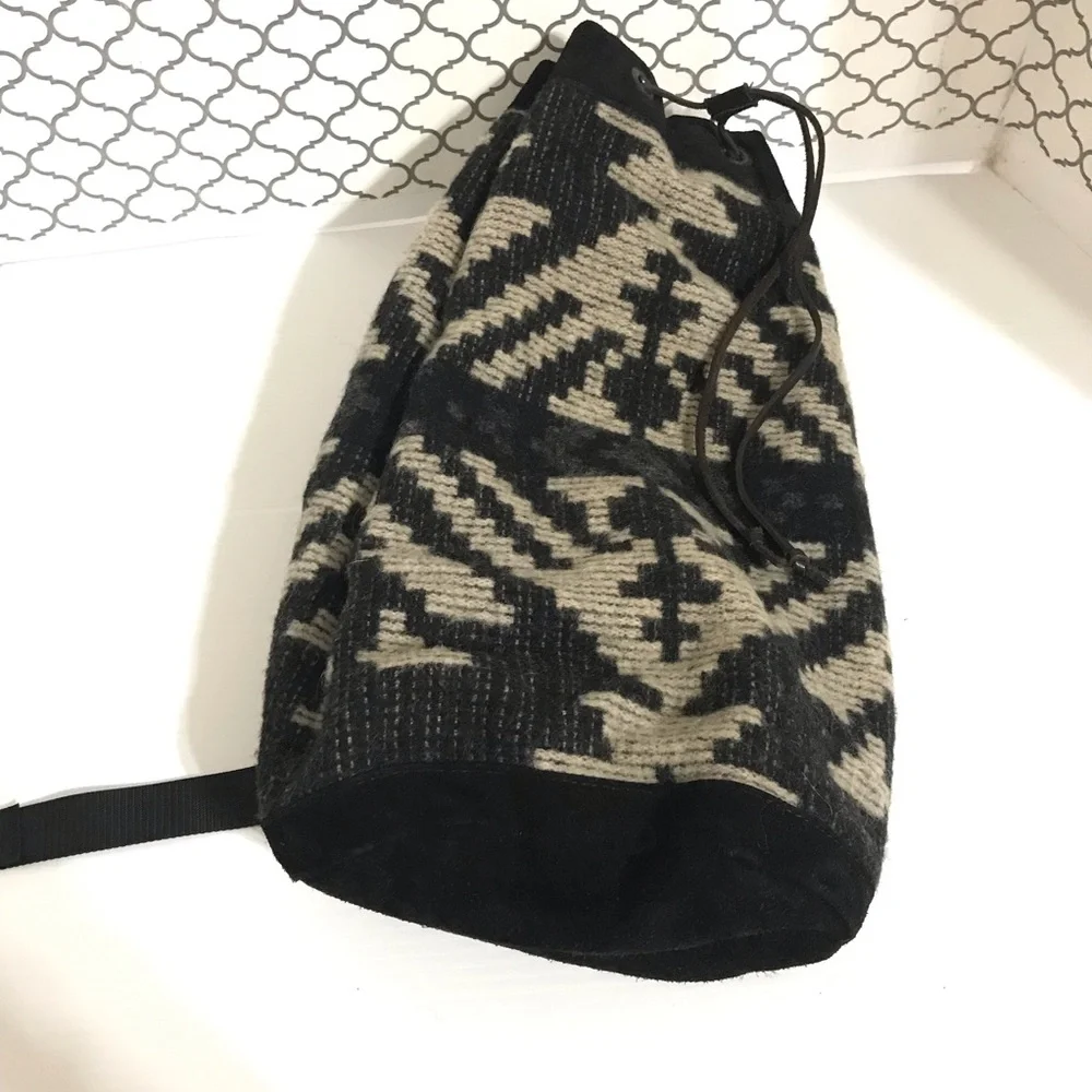 EMS Eastern Mountain Sports Men's Black and Beige Patterned Sling Bag